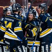 HV71:s Mattias Tedenby jublar med lagkamrater efter 2-4 under ishockeymatchen i SHL mellan Leksand och HV71.