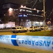 Avspärrningar runt polisstationen. Ett föremål exploderade på gården vid polisstationen i Rosengård i Malmö i går.