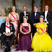 Norska kungafamiljen 2022. Mette-Marit i rosa klänning och Marius Borg Høiby uppe i högra hörnet.