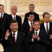 President Xi Jinping till vänster och Li Qiang, tippad premiärminister, till vänster. 