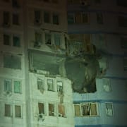 Ett bostadshus i Kyiv i storm och under kraftig rysk beskjutning på fredagen.