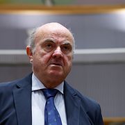 ECB:s vice president Luis de Guindos (vänster) med kommissionären Valdis Dombrovskis (höger)