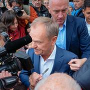 Donald Tusk innan han själv röstade på söndagen. 