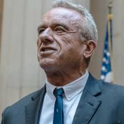 Robert F. Kennedy Jr. talar inför journalister i Mineola den 21 augusti 2024.   