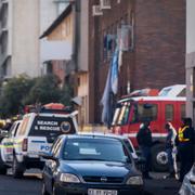 Räddningstjänstsfordon nära huset där storbranden bröt ut i Johannesburg i Sydafrika. 