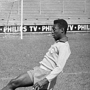 Brasilens Pelé tränar på Råsunda fotbollsstadion 1958.