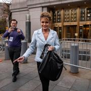 Sarah Palin lämnar domstolen efter sitt vittnesmål 21 april.