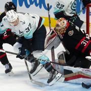 Seattle Krakens Yanni Gourde försöker med ett backhandskott mot  Anton Forsberg under nattens match. 