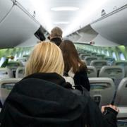 Passagerare på väg av ett flygplan.