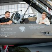 Ukrainas president Volodymyr Zelenskiy och den danska statsministern Mette Frederiksen i F-16 stridsflygplan.  Mads Claus Rasmussen / Ritzau Scanpix