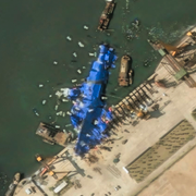 Satellitbilder som visar det nordkoreanska krigsfartyget före och efter olyckan den 21 maj.