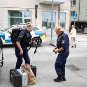 Polis på plats efter ett inbrottslarm på Kungsholmen i centrala Stockholm.