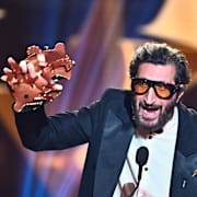 Fares Fares tar emot priset Bästa manliga skådespelare i en huvudroll för rollen som George Fahmy i filmen ”Eagles of the Republic”.