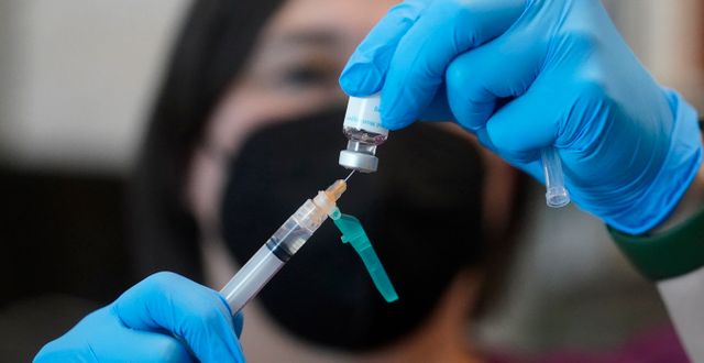 En sjuksköterska med vaccinet mot apkoppor.   Rick Bowmer / AP