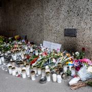 Arkivbild från april: Blommor och ljus vid gångtunneln på fredagen efter mordet på Mikael Janicki, 39, i Skärholmen.