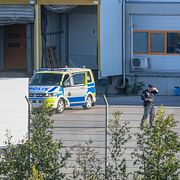Polisen jagar ett okänt antal gärningsmän vid Arlanda efter ett inbrott i en lagerlokal vid flygplatsen.