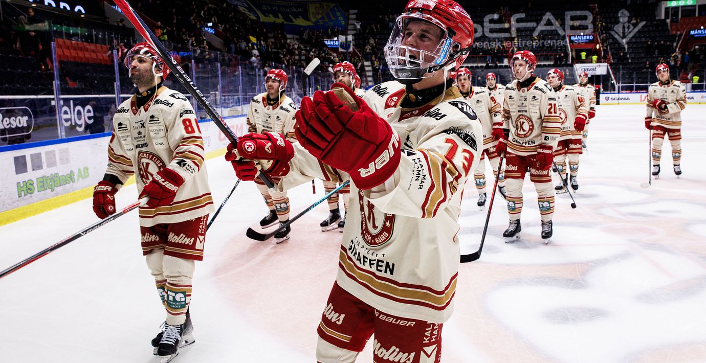 Kalmars Valdemar Johansson jublar efter kvartsfinal tre i Hockeyallsvenskan mellan Södertälje och Kalmar den 19 mars 2026.
