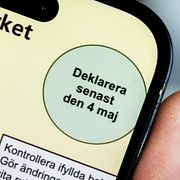 Inkomstdeklaration på mobil.