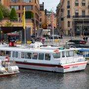 Sightseeingbåtar vid Strömkajen i Stockholm. Arkivbild.