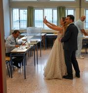 Nygifta Marietta och Konstantinos tar en selfie i en vallokal i Aten. Thanassis Stavrakis / AP