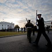 Hedersvakten övar vid Vita huset inför Donald Trumps installation.