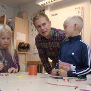 Utbildningsminister Gustav Fridolin besöker Bollstanäs skola i Upplands Väsby i augusti 2017.