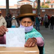 En kvinna lämnar sin valsedel i Bolivias huvudstad La Paz. 