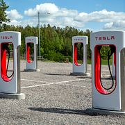 Arkivbild: Tankstation för Tesla elbil.