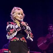 Dolly Parton på scenen i mars 2024.