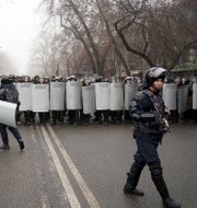 Polis i Almaty, Kazakstan, i samband med protesterna. Vladimir Tretyakov / AP