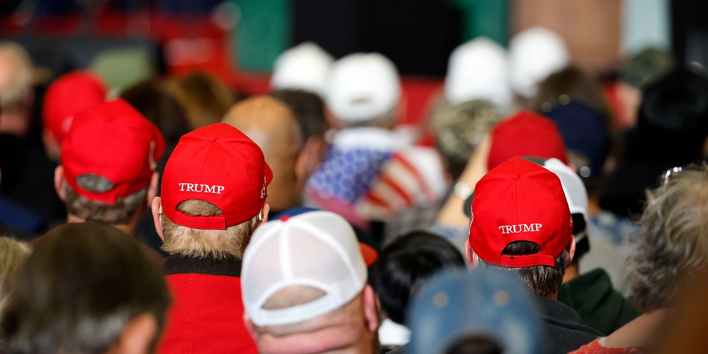 Trumpanhängare i keps under ett av presidentens tal förra året. Arkivbild.