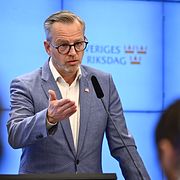 Mikael Damberg (S), ekonomisk-politisk talesperson, under tisdagsmorgonens presskonferens.