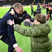Förbundskapten Graham Potter gratuleras av sin familj efter vinsten med 3-2 och en plats i VM under tisdagens fotbollsmatch VM-kval playoff-final mellan Sverige och Polen på Strawberry Arena.