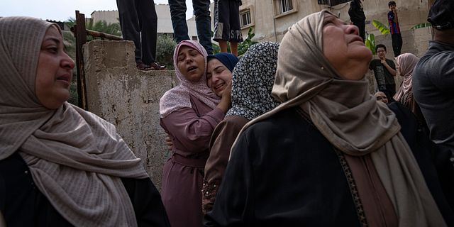 Kvinnor sörjer döda efter en israelisk luftattack. Fatima Shbair / AP