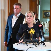 Partiledaren Magdalena Andersson (S) och partisekreterare Tobias Baudin kommenterar skandalen med socialdemokraternas lotteri.