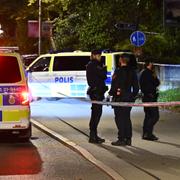 Polis på plats vid Israels ambassad i Stockholm efter en skottlossning.