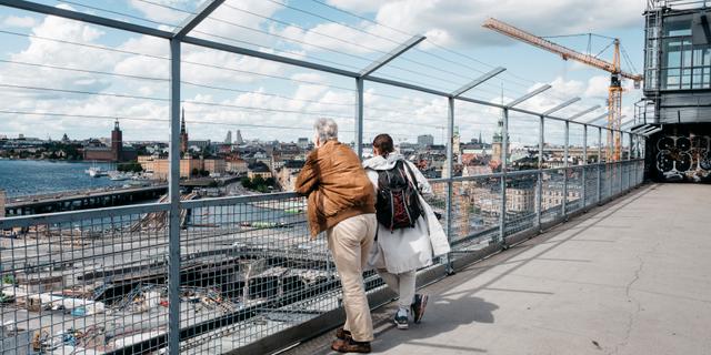 Turister som tittar ut över och fotograferar Slussenbygget från Katarinahissen, juli 2020. Lisa Arfwidson/SvD/TT / TT NYHETSBYRÅN