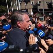 Jair Bolsonaro frågas ut av reportrar, 18 juli. 