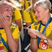 Caroline Seger och Nilla Fischer på väg till firandet.