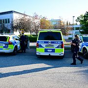 Polisen utanför Brinellskolan.