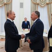 Vladimir Putin och Steve Witkoff skakade hand innan mötet. 