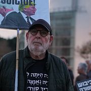 Folk demonstrerar mot kriget i Tel Aviv under lördagen.