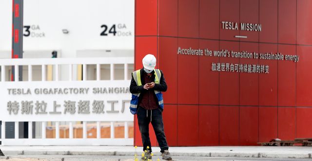 Till synes uttråkad arbetare vid Gigafactory Shanghai.  CHINA DAILY / TT NYHETSBYRÅN