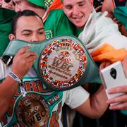 Fans poserar med WBC:s ”Money Belt” vid fredagens invägning inför kvällens match mellan Floyd Mayweather Jr och Conor McGregor. 