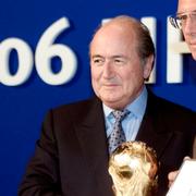 Fifabossen Sepp Blatter lämnar över VM-bucklan till Franz Beckenbauer efter beskedet att Tyskland fått VM 2006.