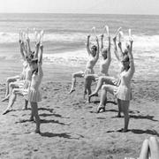 Resebyrån Reso har invigt en ny semesterby i Baia Domizia utanför Neapel, Italien, 1968. Här underhåller en gymnastik- och danstrupp från Ronneby brunn de första gästerna på stranden.
