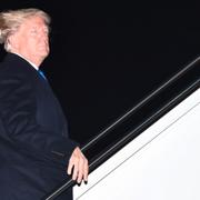 Trump på väg ombord Air Force One mot Davos. 