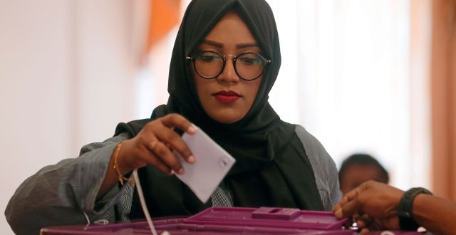 Kvinna röstar i parlamentsvalet i Maldiverna. Arkivbild. DINUKA LIYANAWATTE / TT NYHETSBYRÅN