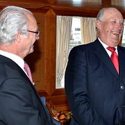 Kung Carl XVI Gustaf och Kung Harald V. Arkivbild.