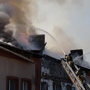 Räddningstjänsten försöker släcka en eld efter en rysk drönarattack mot Zaporizjzja.